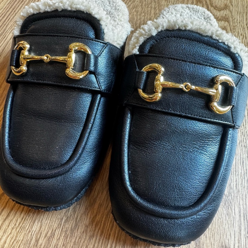 Gucci Black Leather Women's Loafers with Gold Accents - Picture 3 of 8